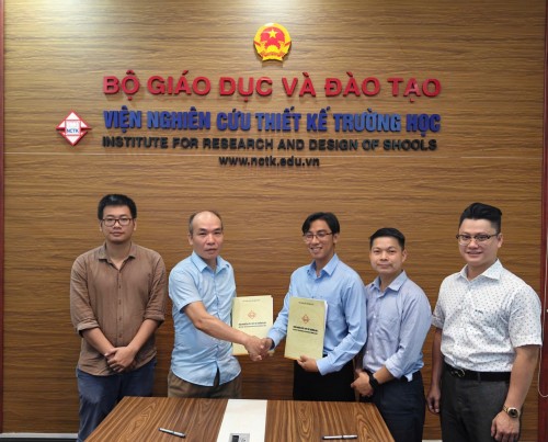 KÝ KẾT BIÊN BẢN GHI NHỚ GIỮA VIỆN NCTK TRƯỜNG HỌC VÀ CÔNG TY CỔ PHẦN GIÁO DỤC VIỆT ROBOT