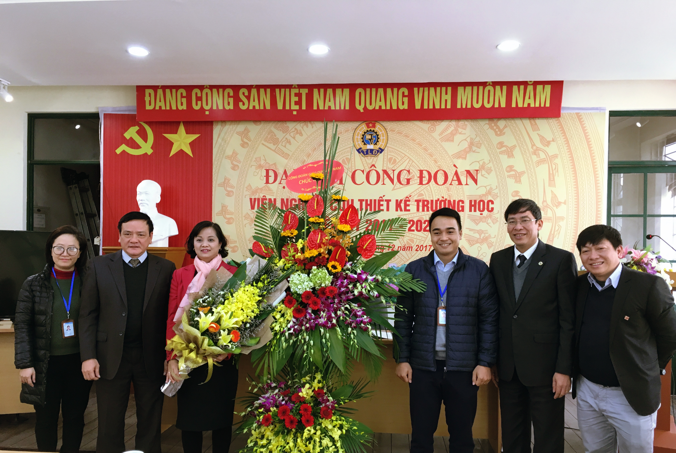 Đại diện Công đoàn GDVN và Viện trưởng Phạm Ngọc Phương tặng hoa cùng giấy khen cho tập thể, cá nhân Viện NCTKTH