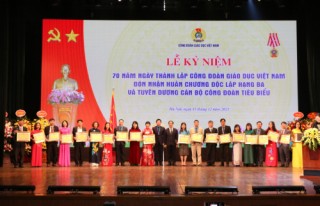 Chủ tịch Công đoàn Viện Nghiên cứu Thiết kế Trường học tham dự lễ Kỷ niệm 70 năm Công đoàn giáo dục Việt Nam 11/12/2021