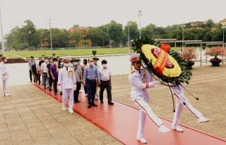Viện Nghiên cứu Thiết kế Trường học viếng  Lăng Chủ tịch Hồ Chí Minh nhân dịp kỷ niệm 130 năm ngày sinh nhật Người.